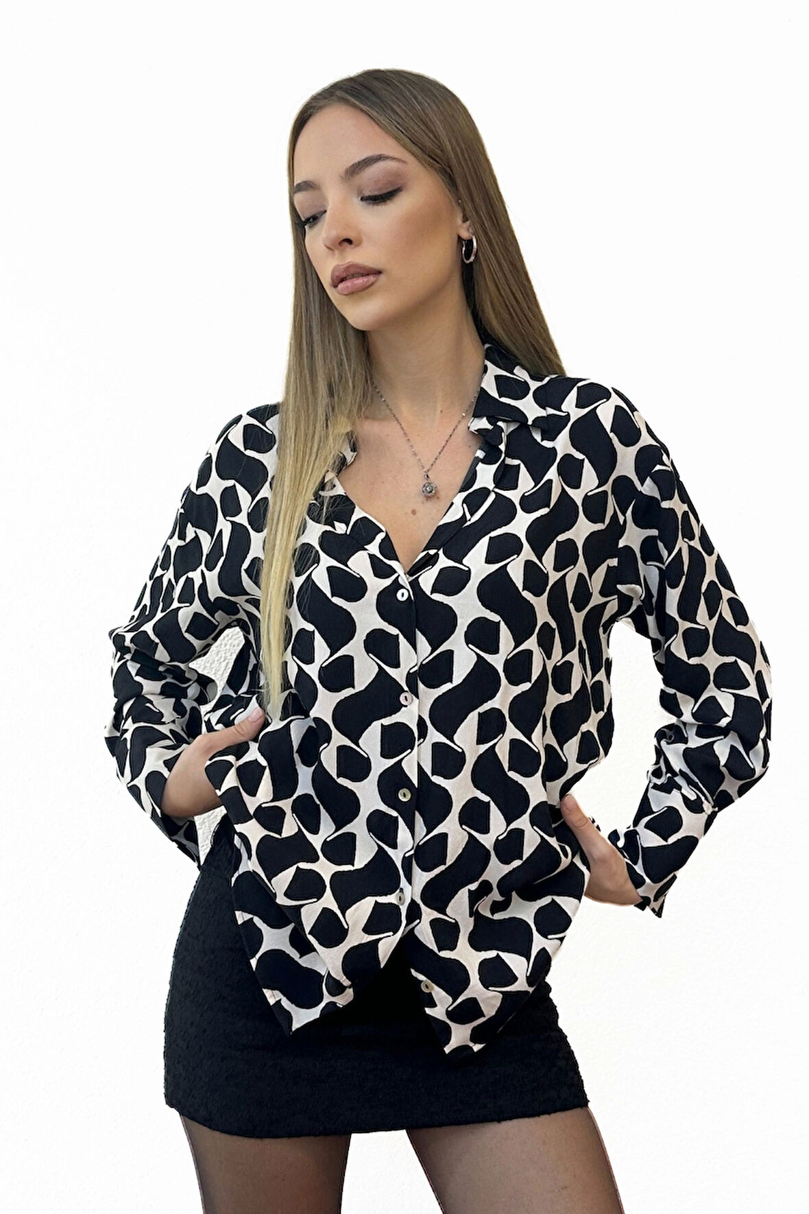 Oversize Grafik Desenli Siyah Gömlek