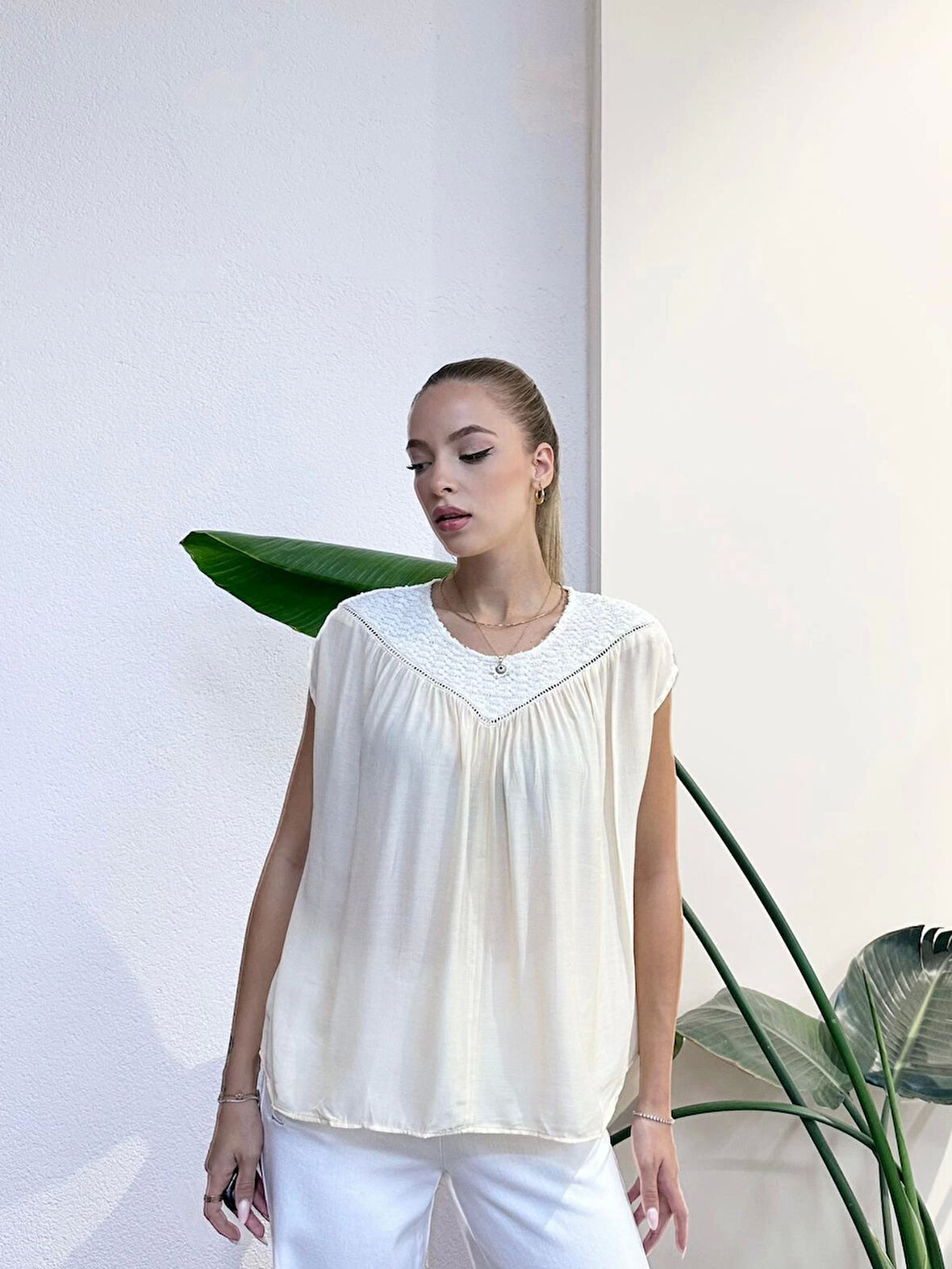 Sıfır Kol Dantelli Bluz