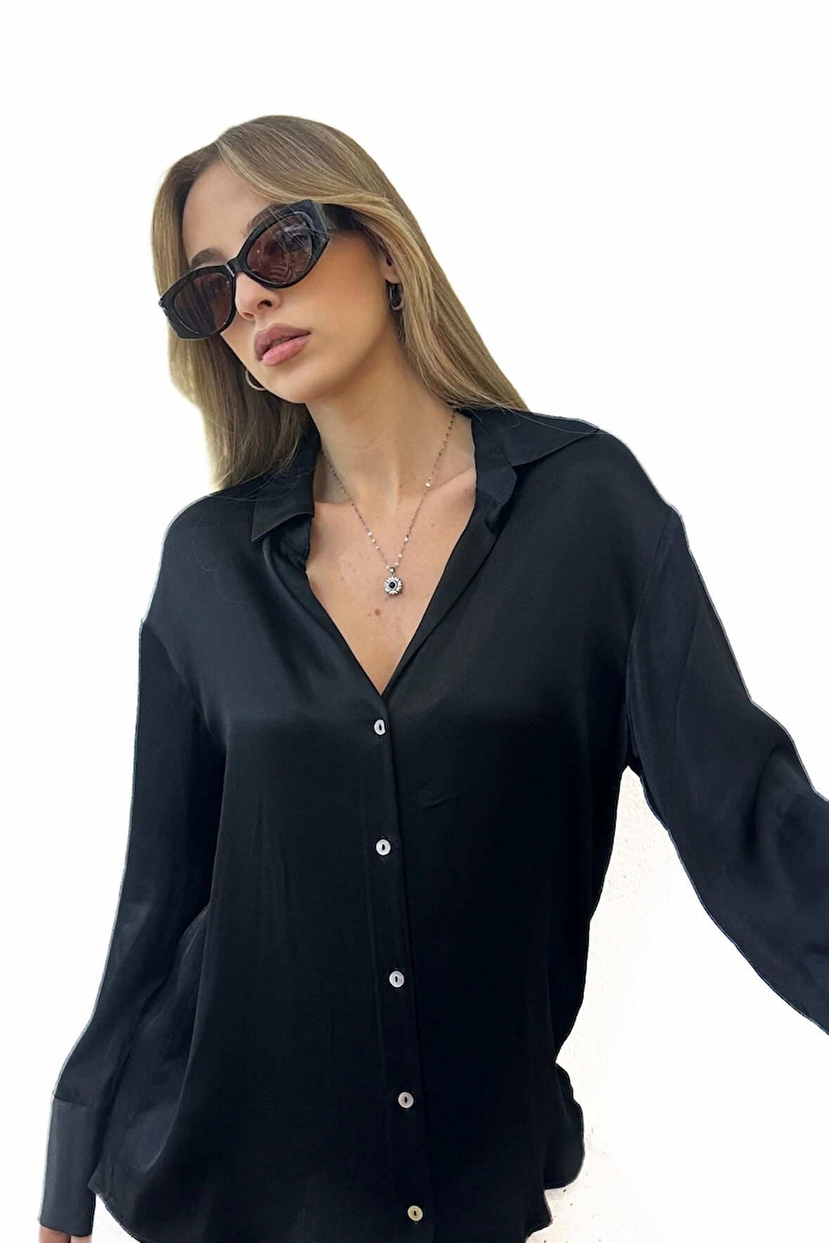 V Yaka Siyah Saten Gömlek