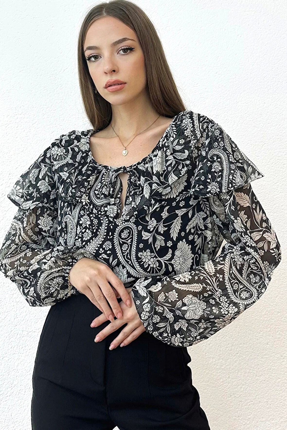 Balon Kol Astarlı Çiçek Desenli Siyah Bluz