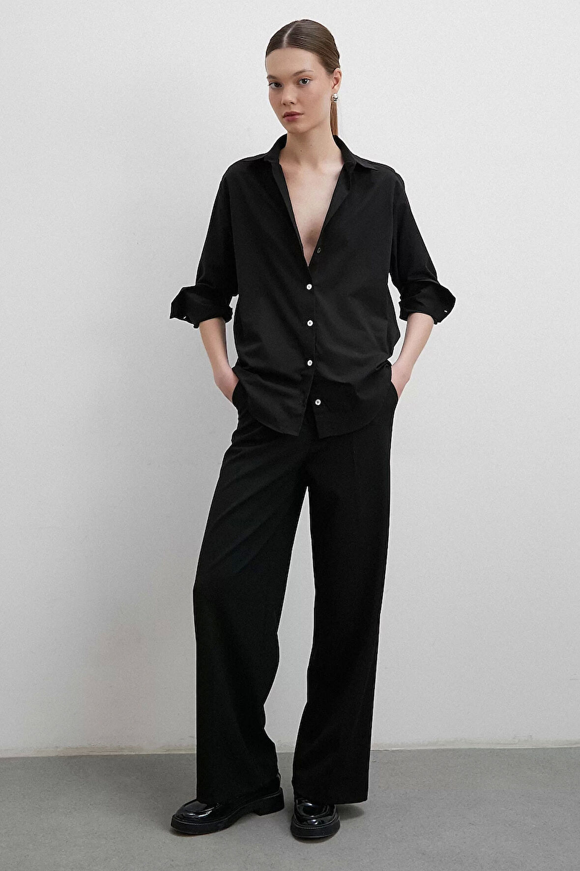 Pamuklu V Yaka Siyah Gömlek