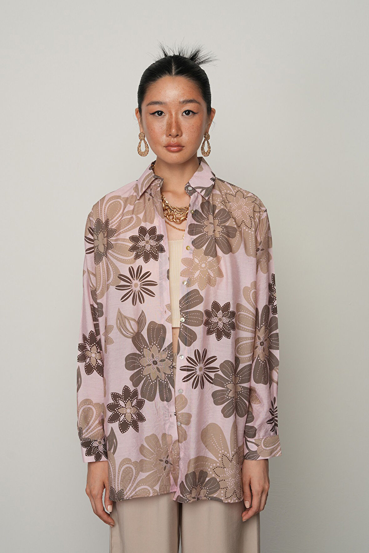 KADIN PUDRA RENK ÇİÇEK DESENLİ OVERSİZE KESİM GÖMLEK