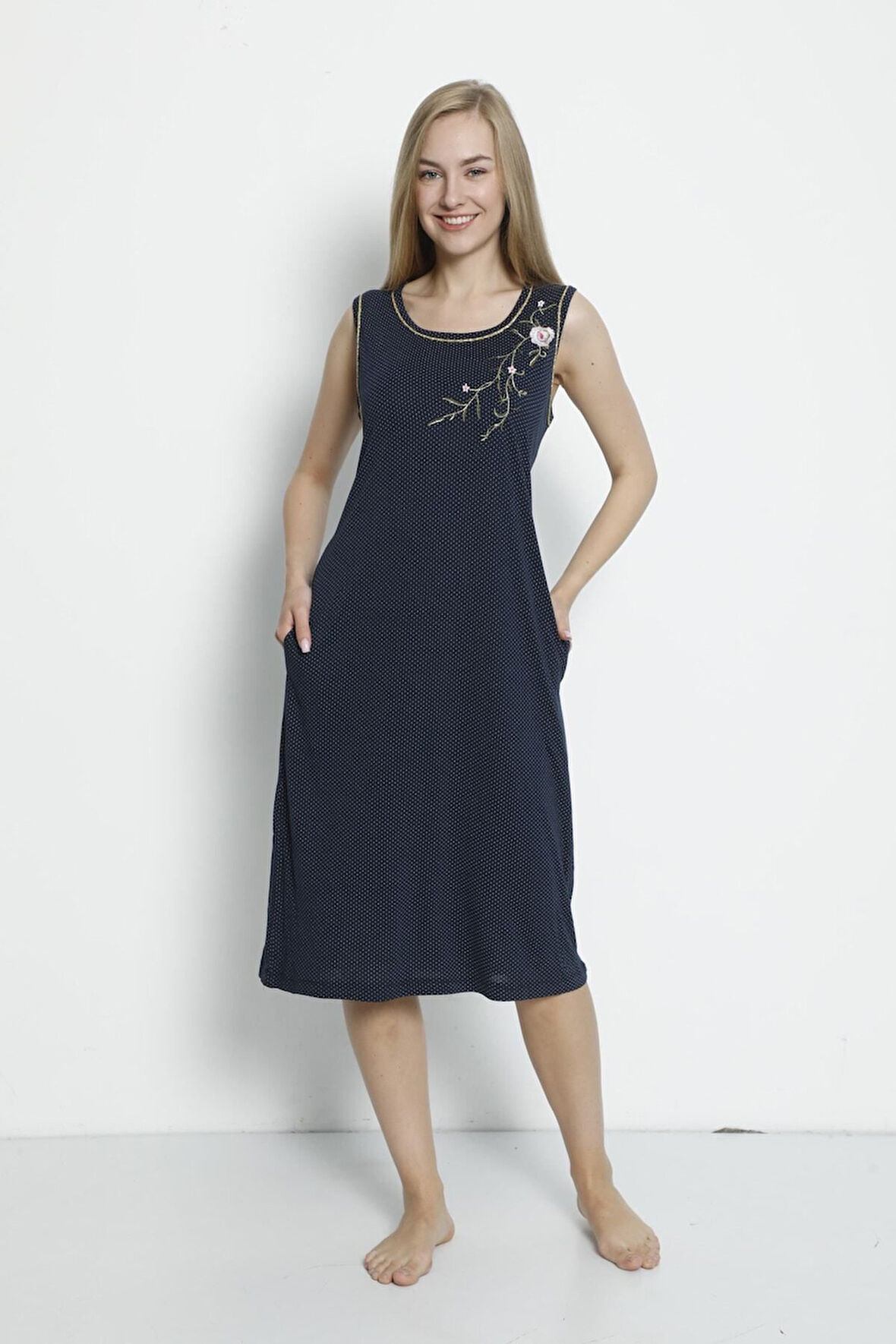 Puantiyeli Nakış Detaylı Cepli Viskon Askılı Elbise