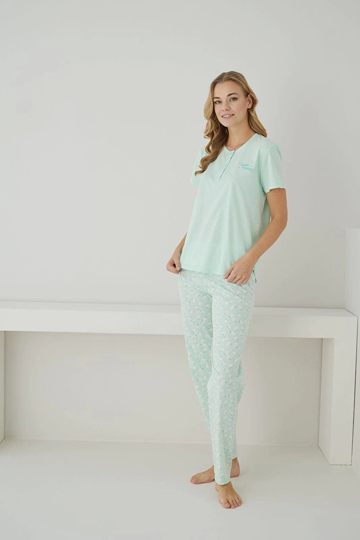 Pijamoni Süprem Kumaş Düğmeli Yaka Kısa Kollu Fıstık Yeşili Pijama Takımı - 2552