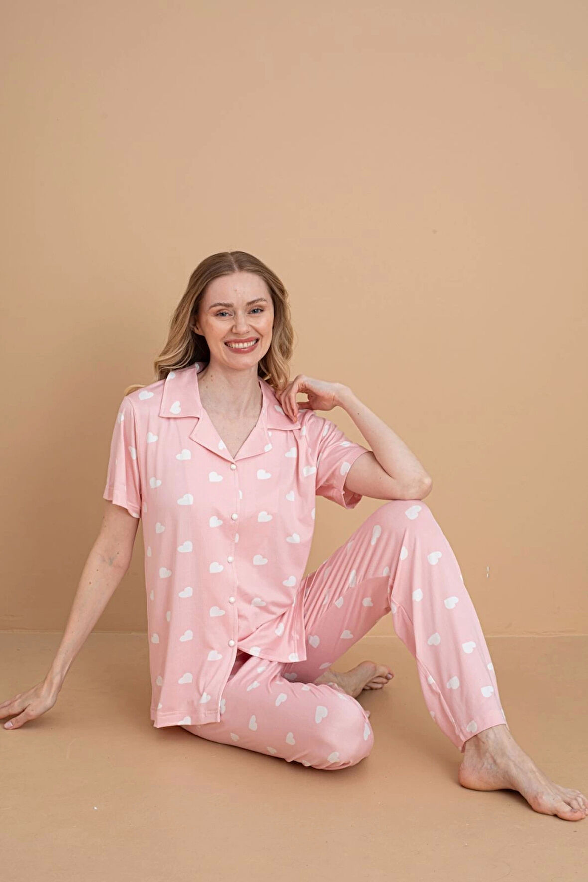 Pijamerry Kadın Milan Kumaş Gömlek Yaka Kalp Desenli Pudra Pijama Takımı