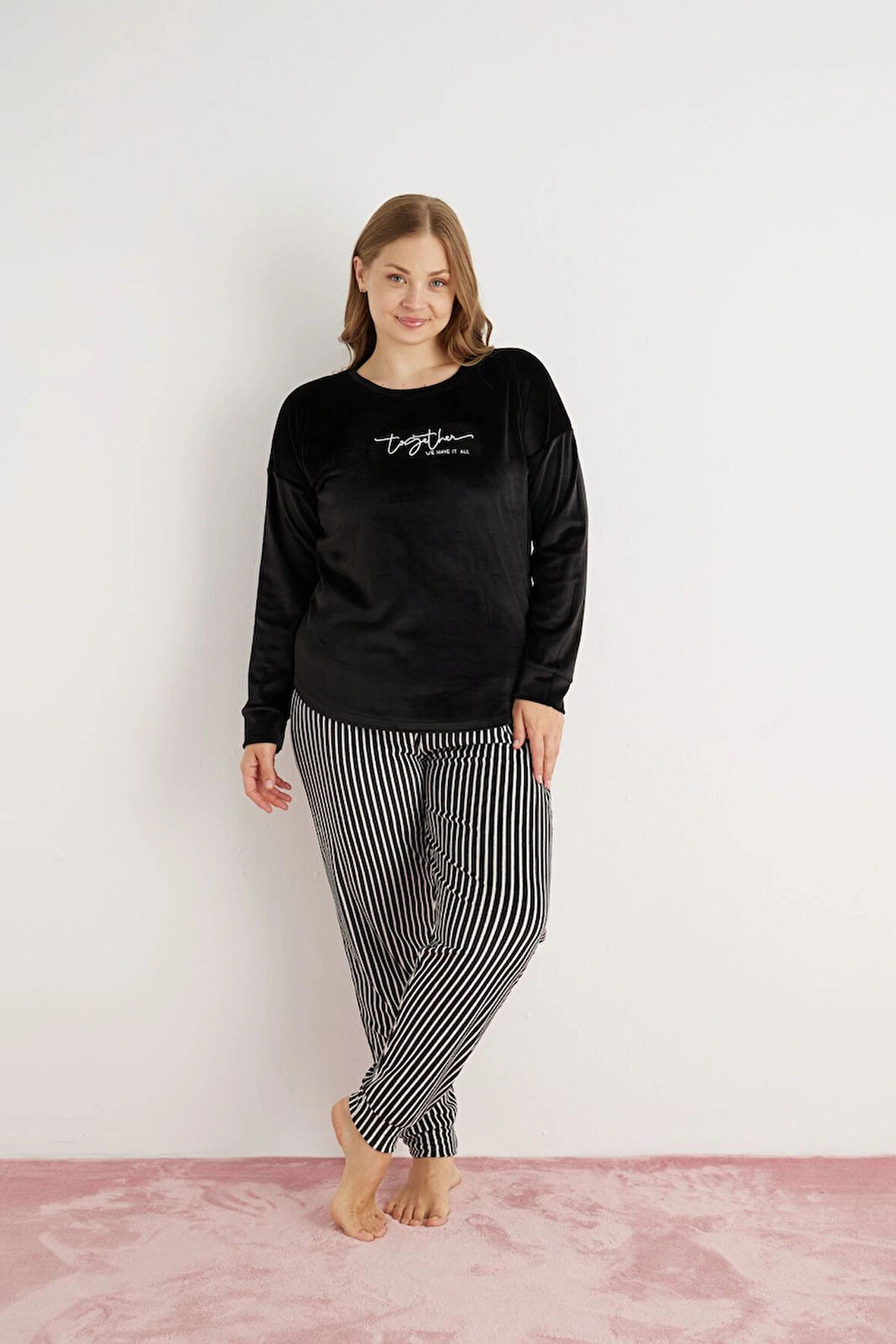 Pijamoni Kadın Büyük Beden Yumuşak Kadife Siyah Pijama Takımı