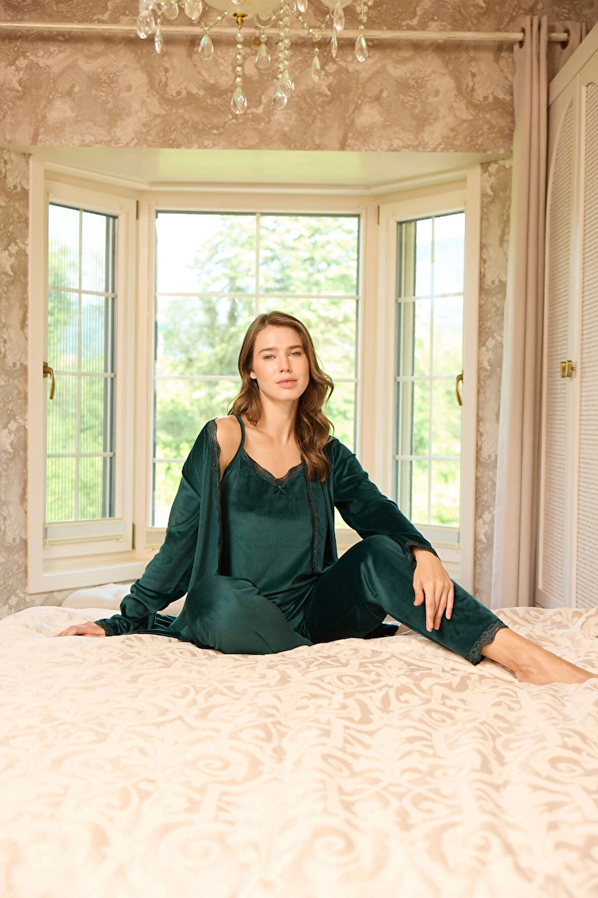 Pijamoni Kadın Fransız Kadife 3'lü Şık Askılı Zümrüt Yeşili Pijama Takımı - 5545