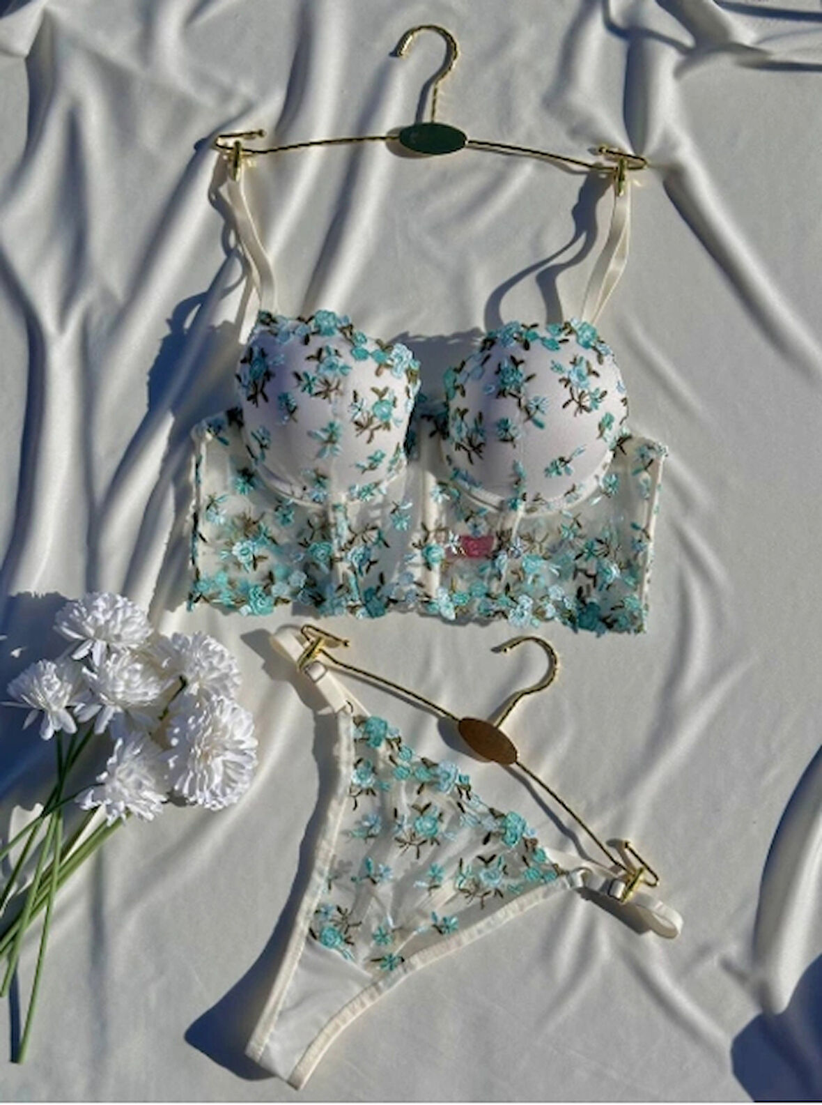 Arona Kadın Destekli Büstiyer Takımı Beyaz Üzeri Yeşil Çiçek Desenli