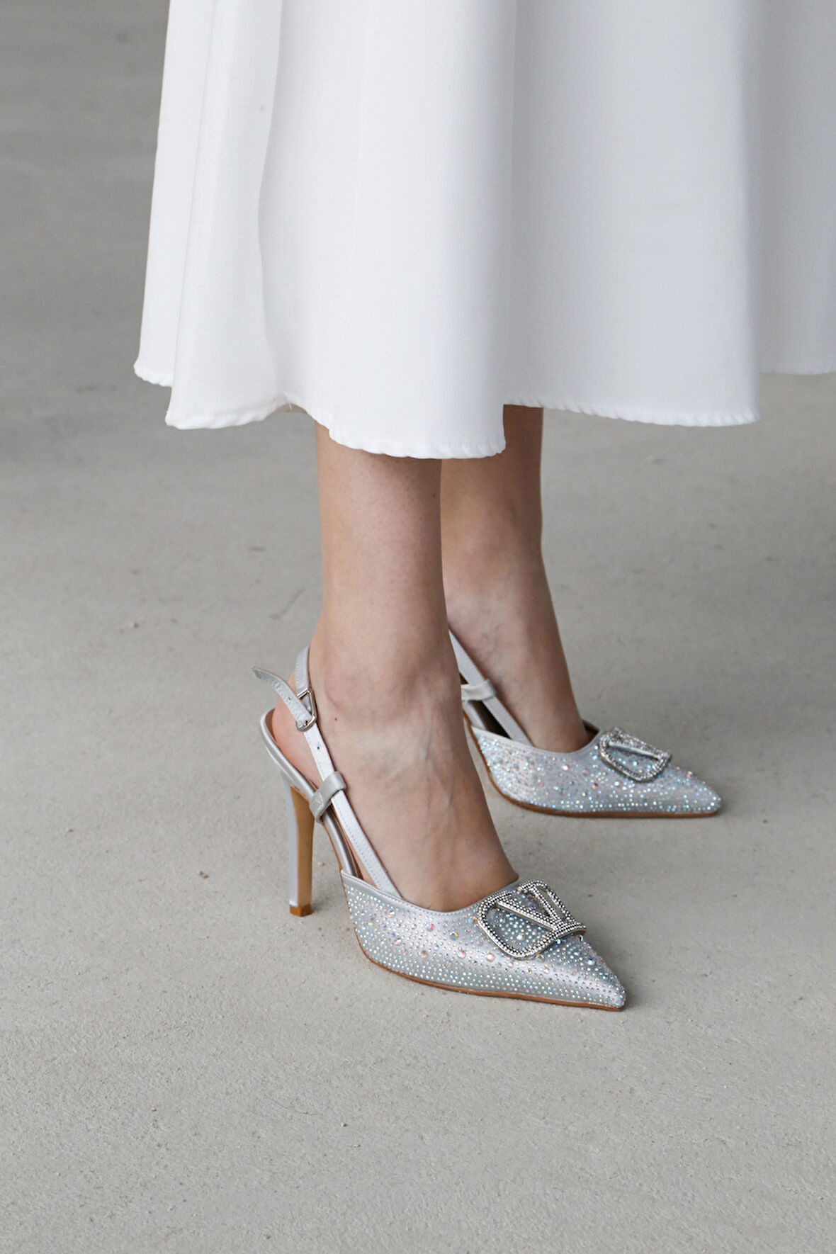 Vilda Taş Detaylı Gümüş Topuklu Ayakkabı