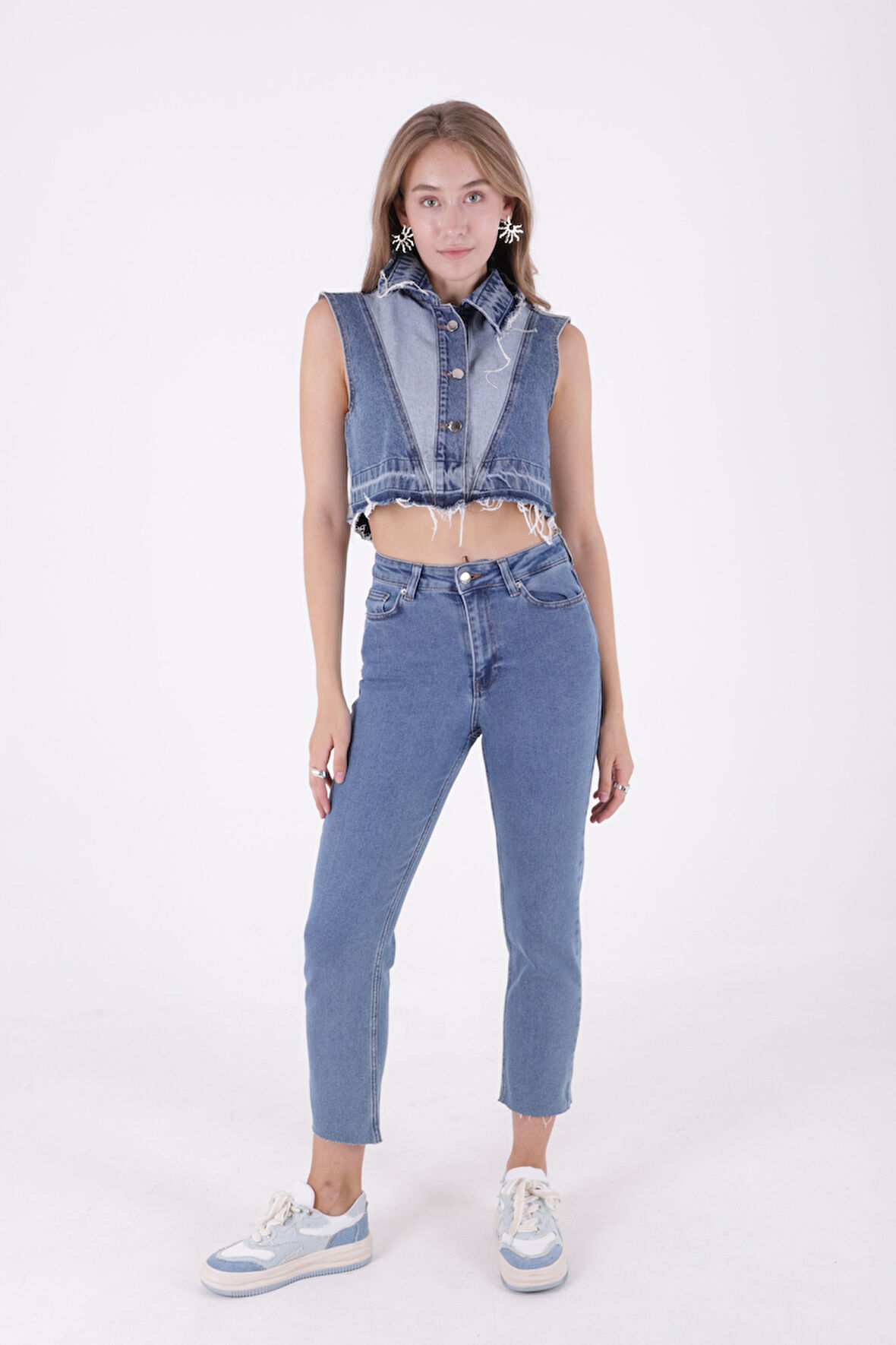 Paçaları Dikişsiz ve Yüksek Belli Cepli Astarsız Kadın Kot Pantolon Mom Fit Jean Düz Orta Mavi Rins