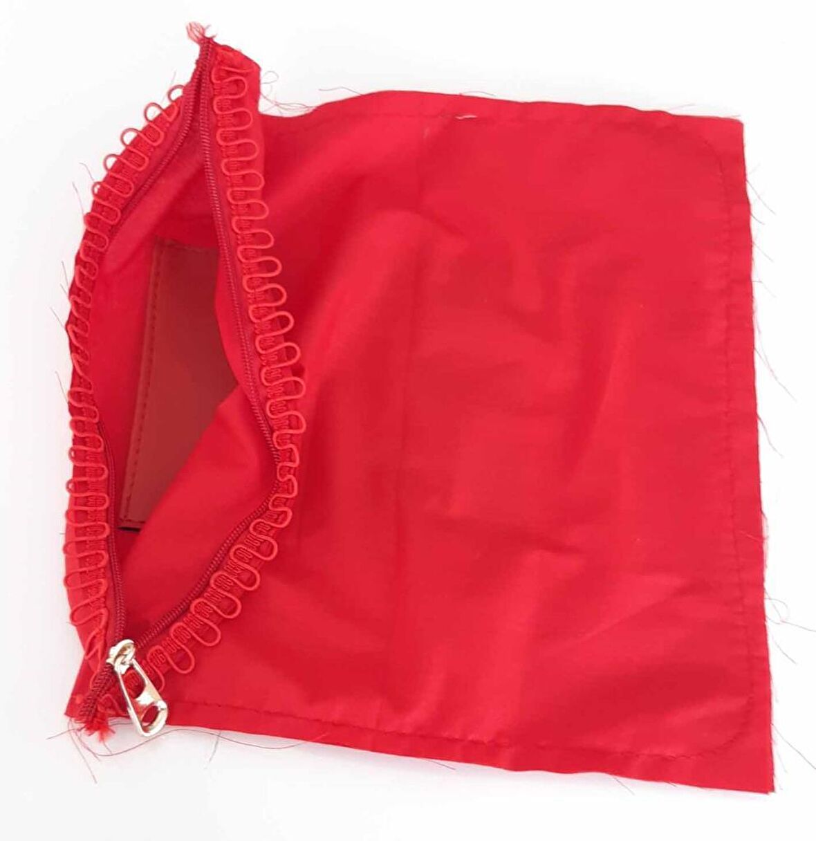 28x28 cm, kırmızı renk dikilmiş halde, fermuarlı astar