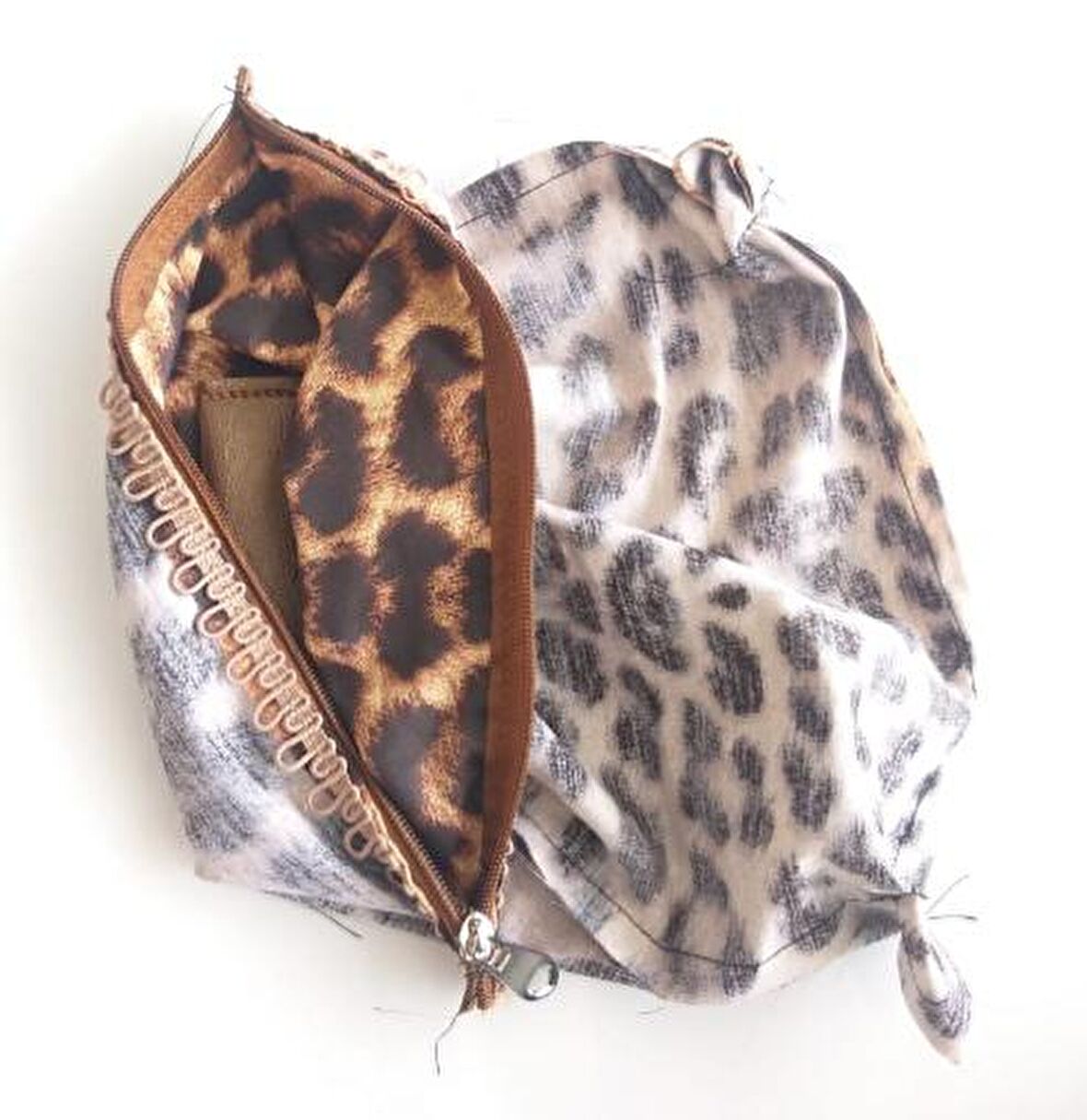 Leopar 28x28 cm, dikilmiş halde, fermuarlı  astar