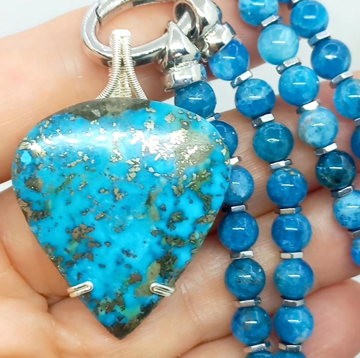 2336 İran nişabur Firuze Apatit el yapımı kolye a