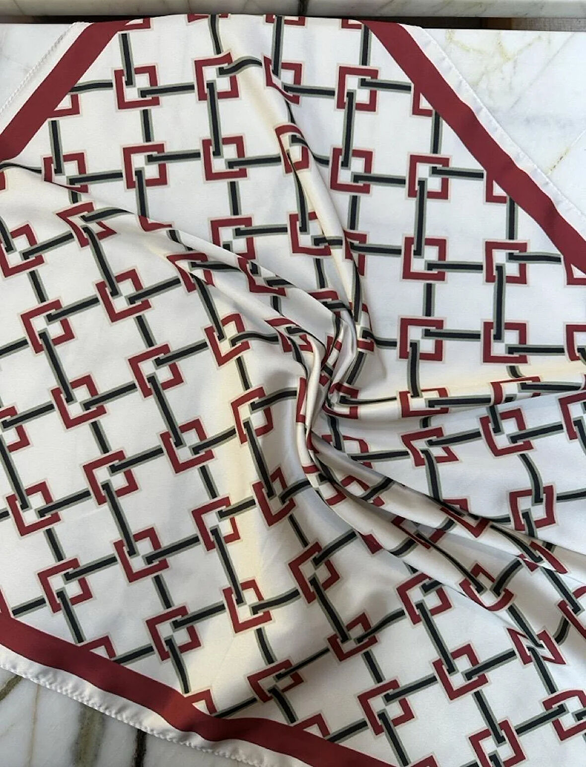 GEOMETRİK DESENLİ FULAR