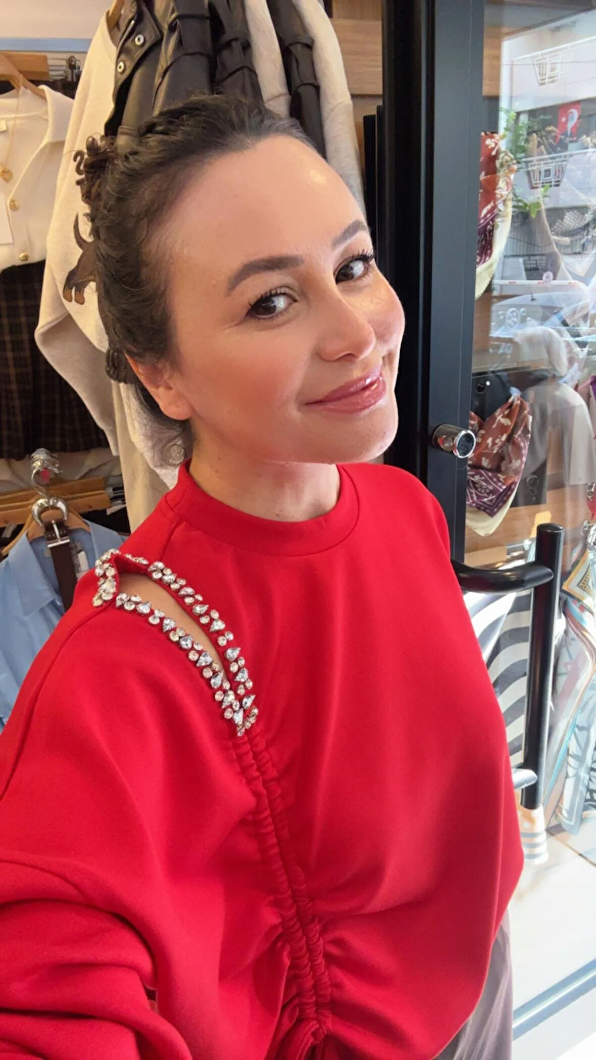 OMZU TAŞ İŞLEMELİ BÜZMELİ BLUZ