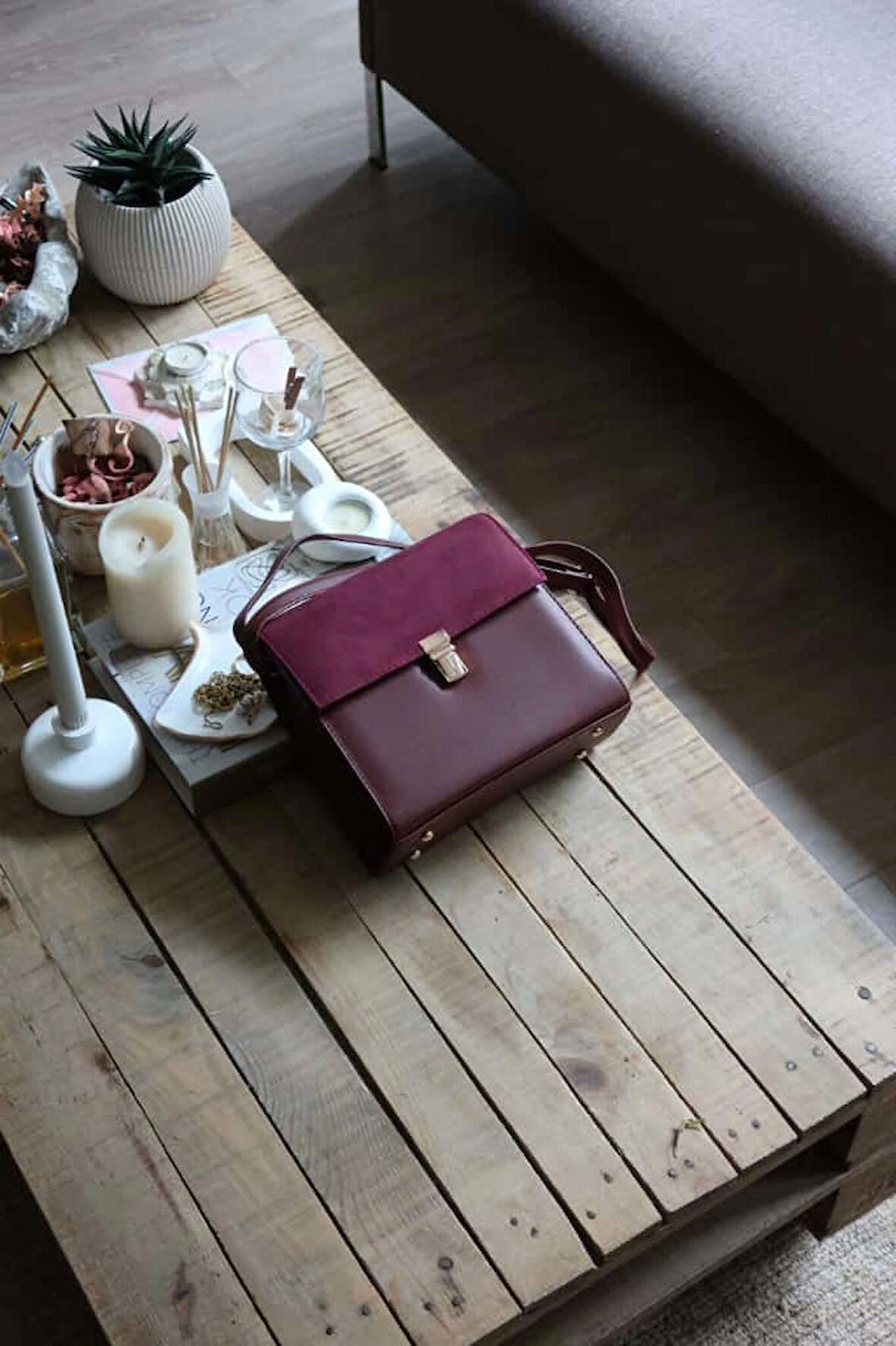 bordo süet kapak detaylı ayarlanabilir askılı omuz çantası