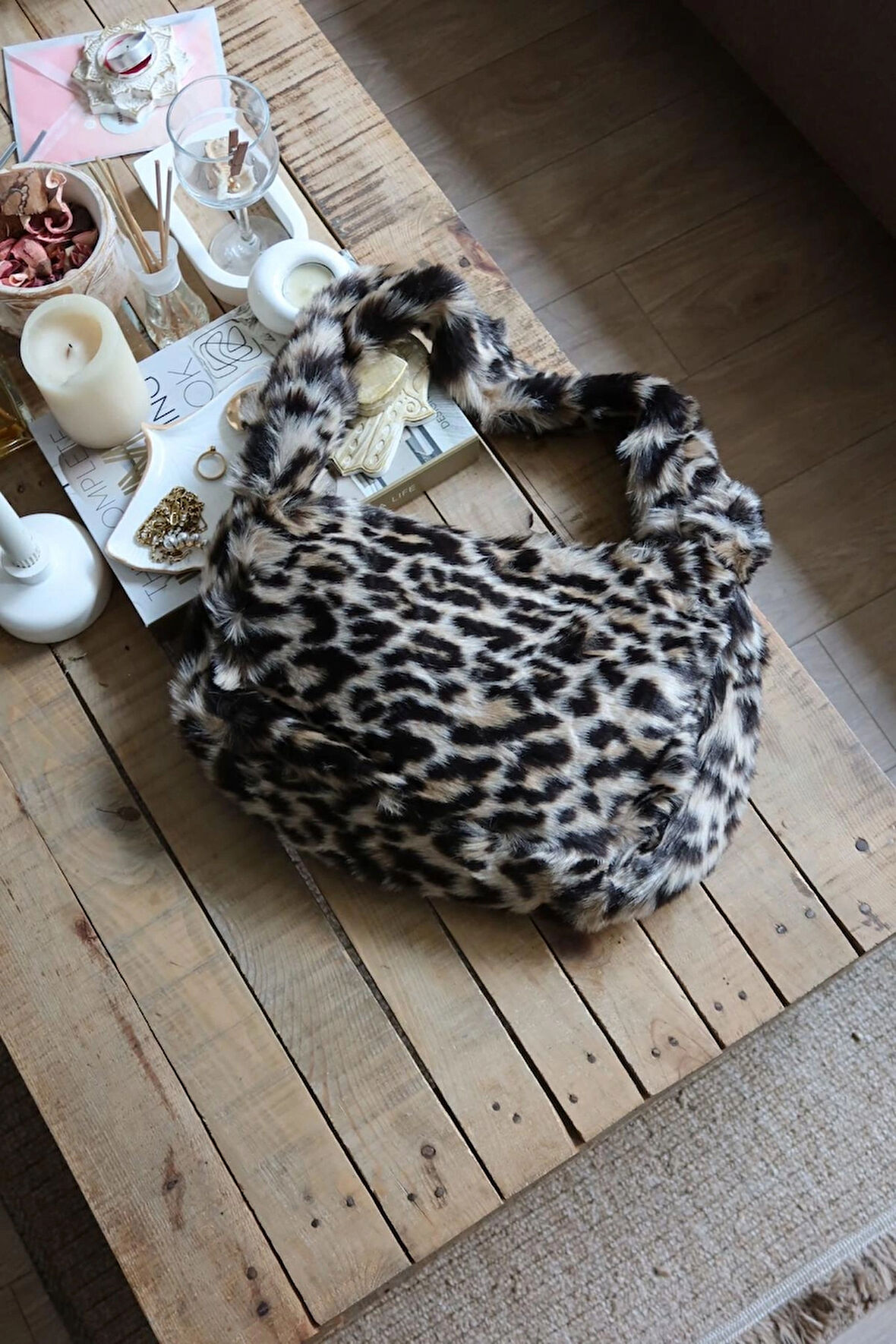 leopar tek kulplu peluş omuz çantası