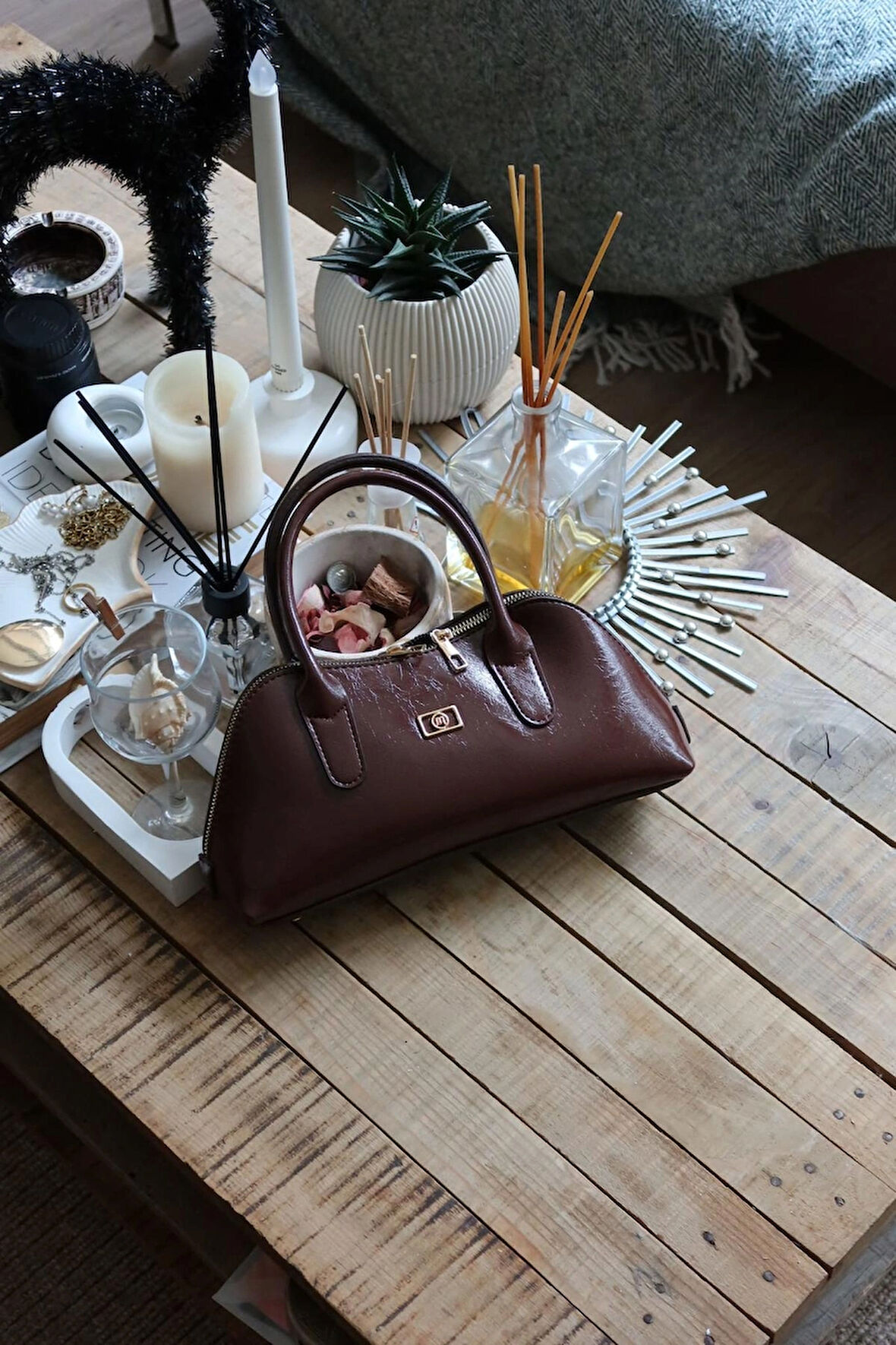 acı kahverengi parlak çift fermuar detaylı el omuz çantası