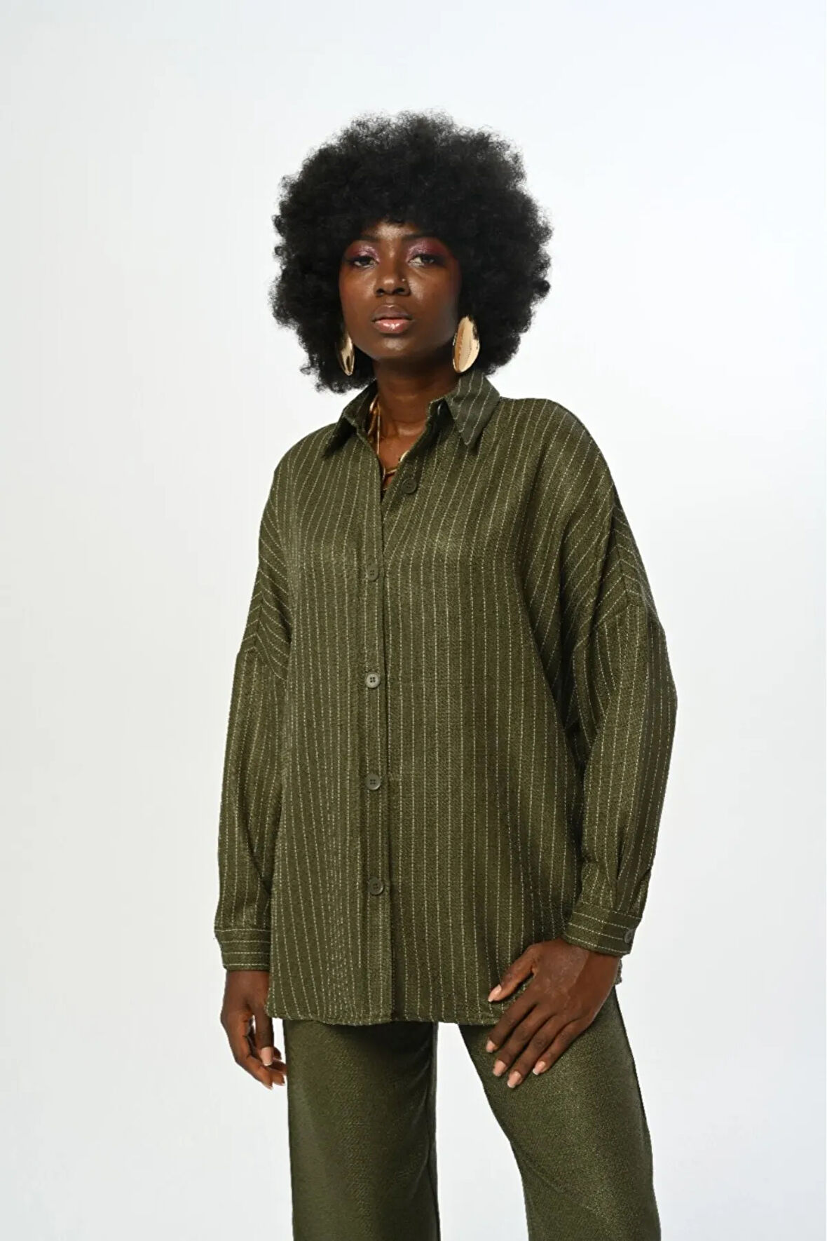 KADIN ÇİZGİLİ DESENLİ DÜZ RENK OVERSİZE KESİM GÖMLEK