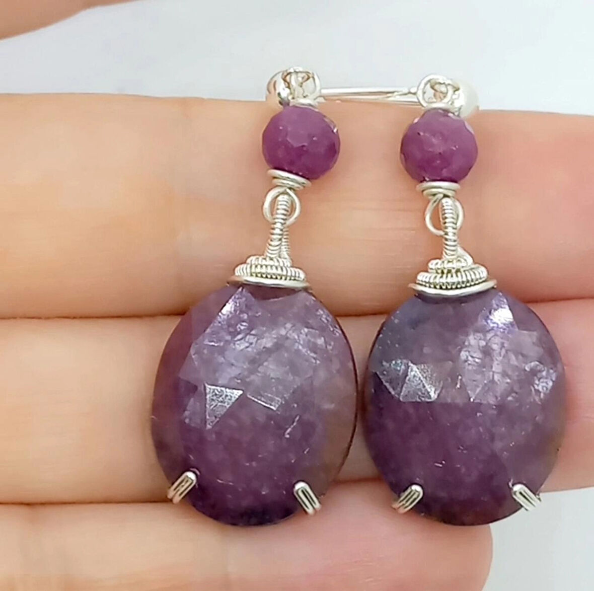 2377 Faset kesim oval Yakut Gümüş aparatlı el yapımı küpe