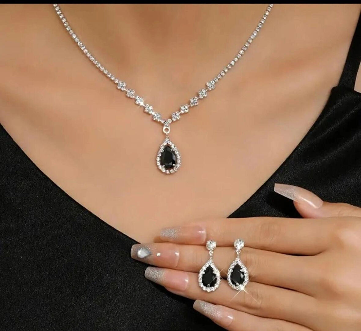 Damlacık Şekilli Parlak zirkonya İşlemeli Sallantılı Küpe ve Kolye