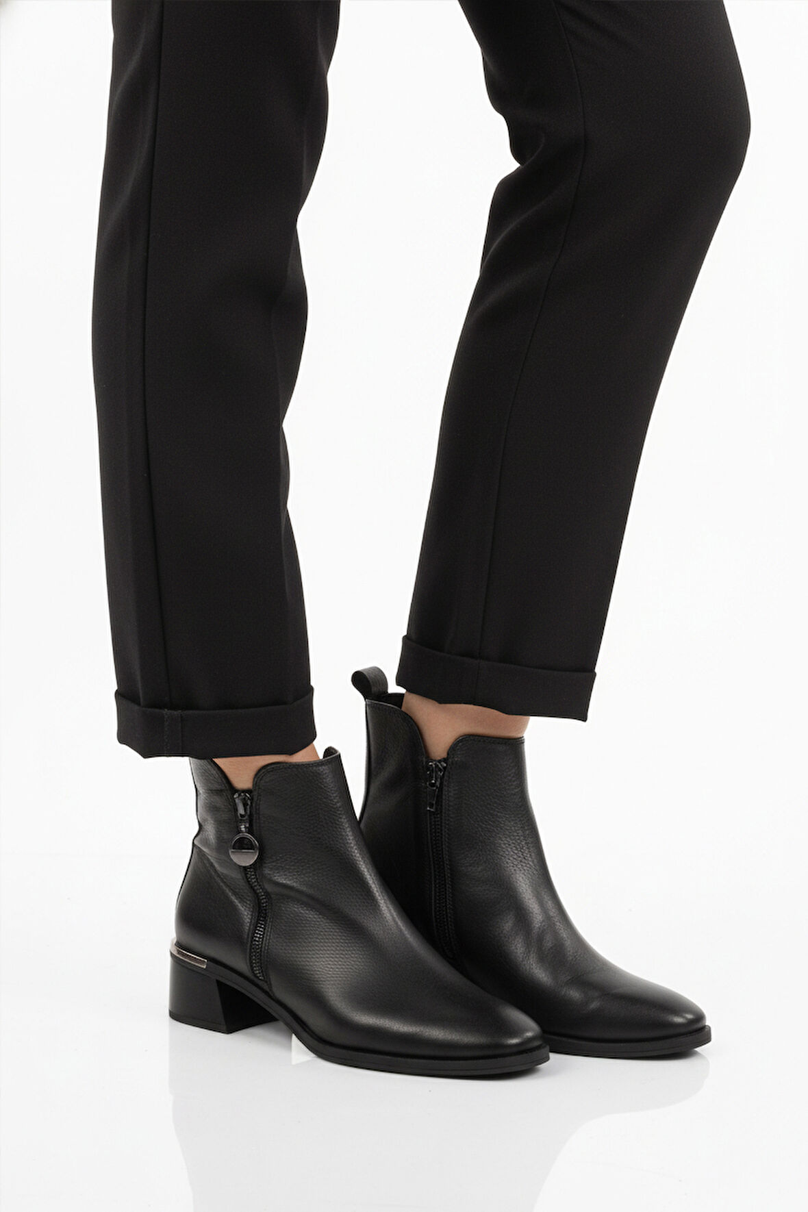 Siyah Hakiki Deri Polarlı Kaymaz Fermuarlı Kadın Topuklu Bot 9780-1 Z