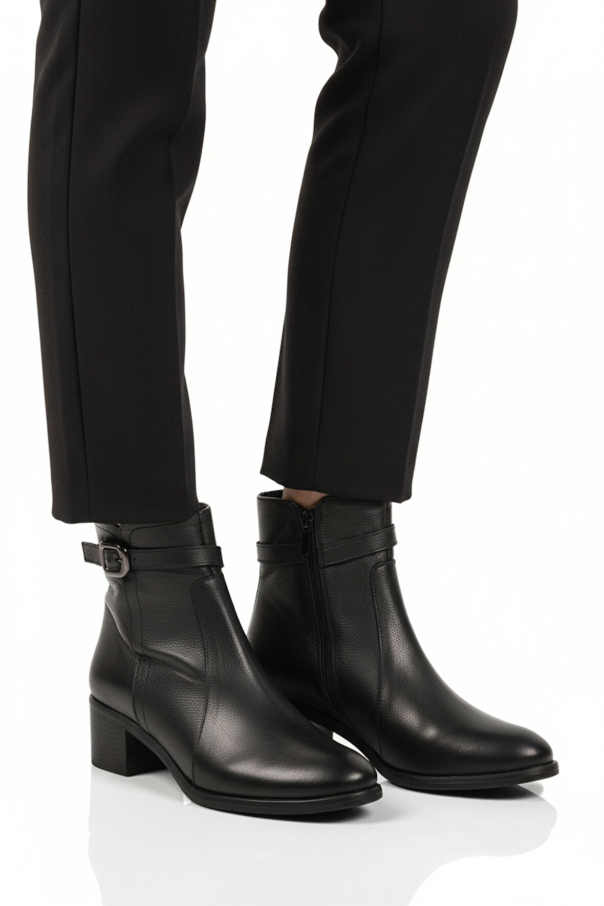 Siyah Hakiki Deri Fermuarlı İçi Polarlı Kadın Bot 24113-1 Z