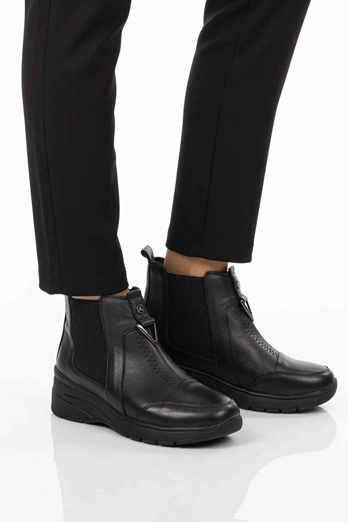 Siyah Hakiki Deri İçi Polarlı Darbe Emici Anatomik Kadın Bot 4153 Z