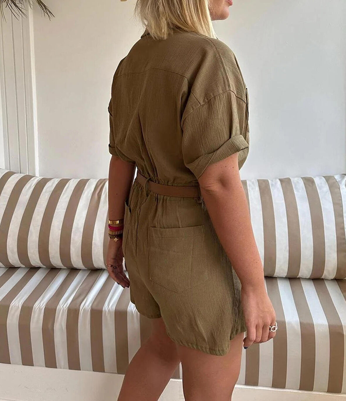 Haki Gömlek Yaka Ahşap Düğme Detaylı Kısa Tulum