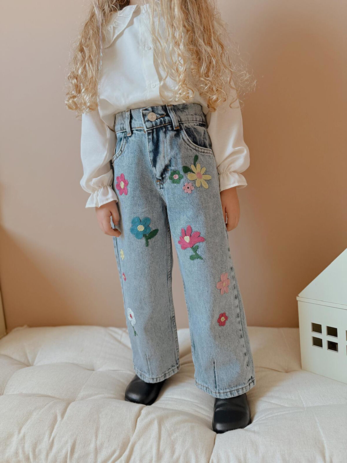 Kız Çocuk Papatya Nakışlı Mavi Bol Paça Jeans Pantolon