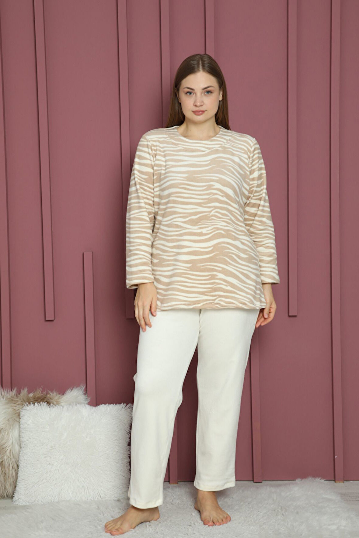 Kadın Uzun Kollu Desenli Büyük Beden Soft Polar Pijama Takımı