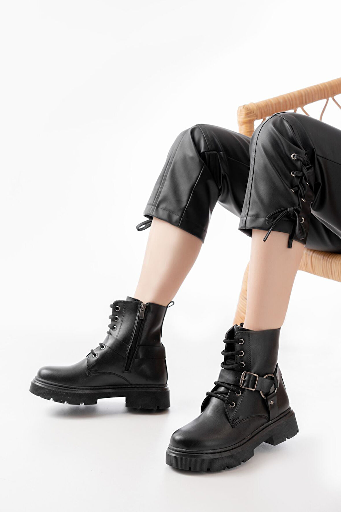 508-3038 Siyah Toka Aksesuarlı Fermuarlı Günlük Kadın Bot 