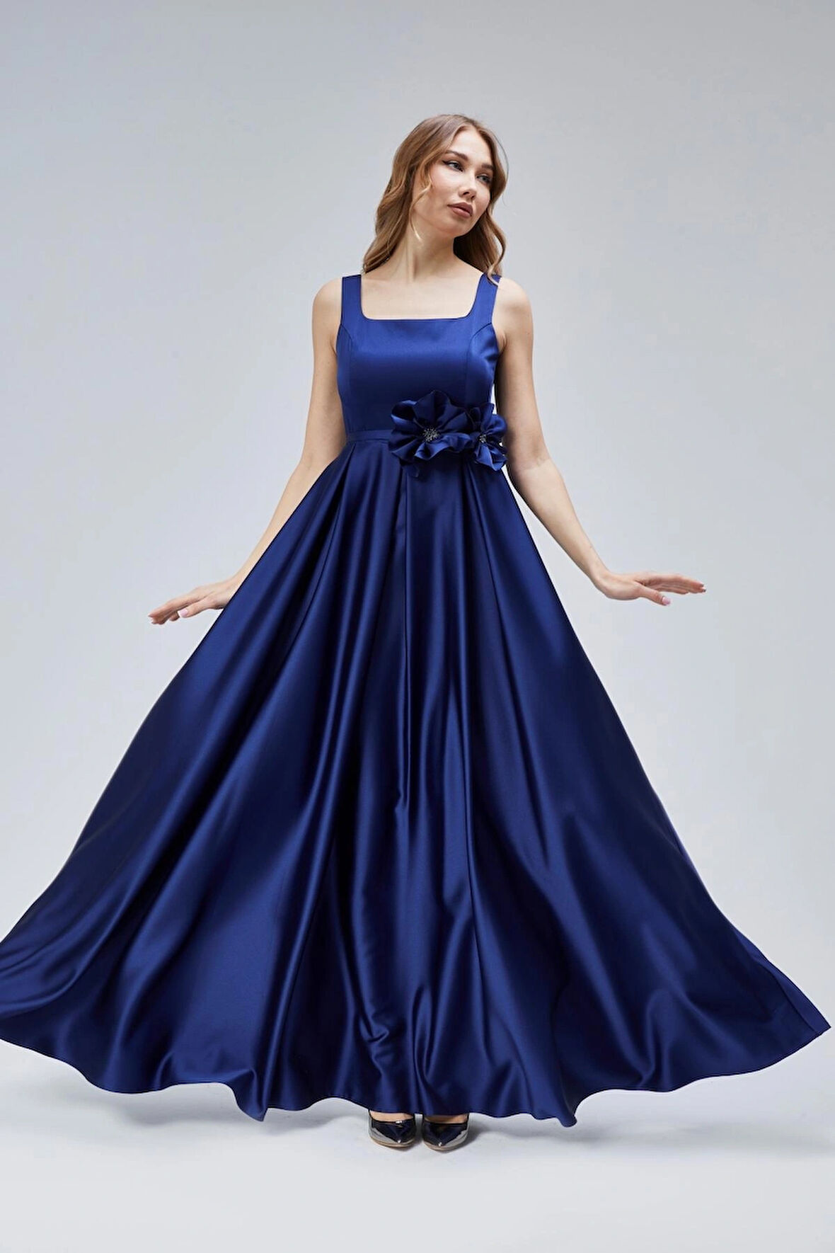 Kadın Abiye Ve Mezuniyet Çiçek Detaylı Kare Yaka Pileli  Saten Abiye Elbise