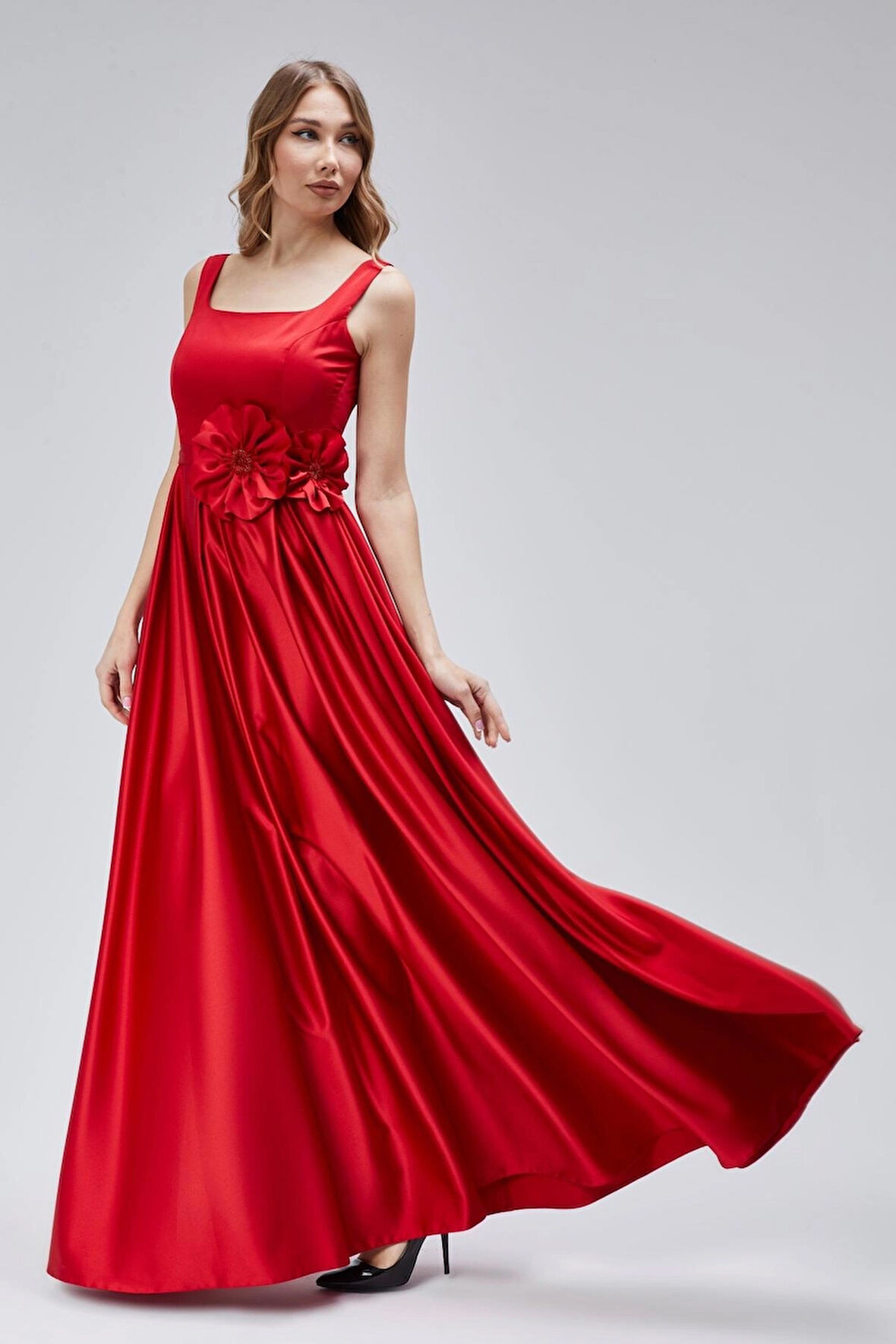 Kadın Abiye Ve Mezuniyet Çiçek Detaylı Kare Yaka Pileli  Saten Abiye Elbise