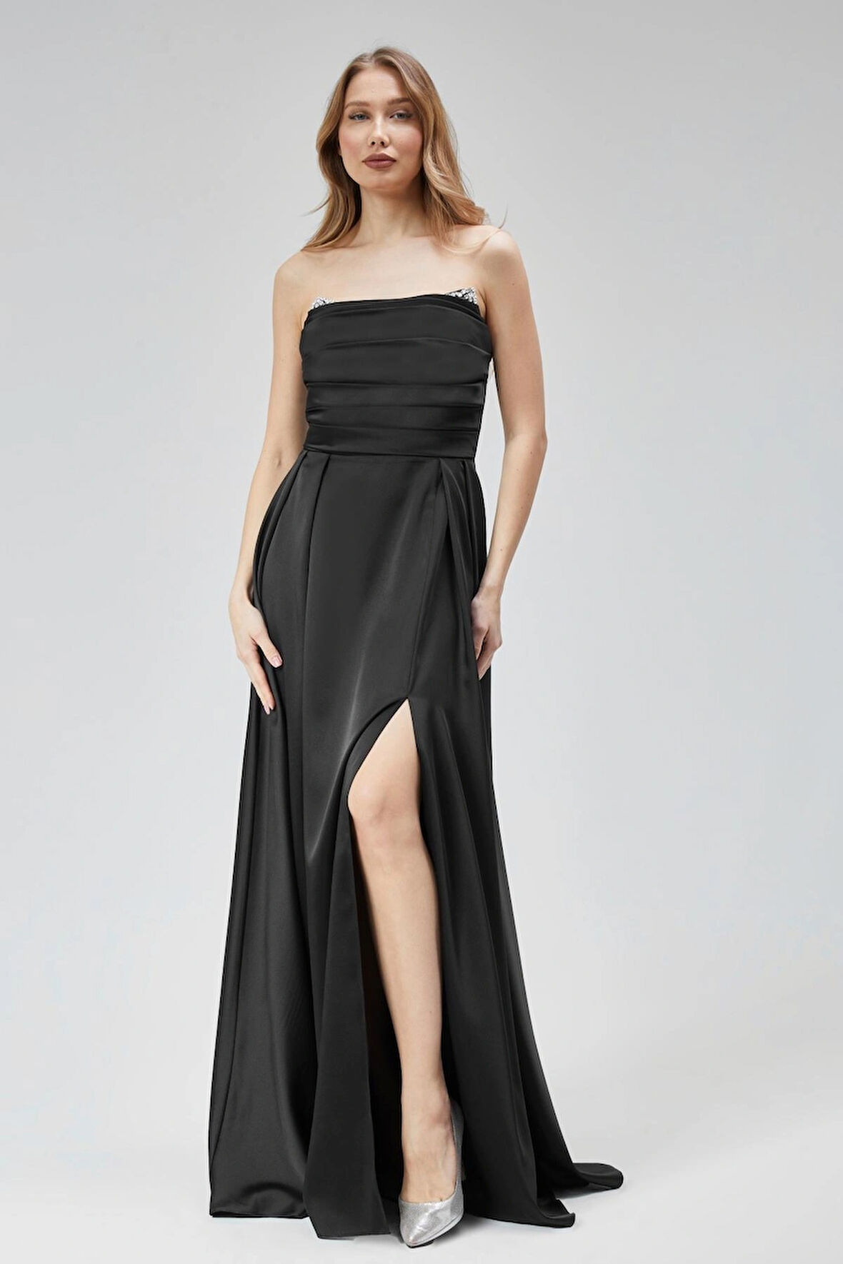 Kadın Abiye Ve Mezuniyet Elbise Taşlı Drape Detaylı Yırtmaçlı Straplez Saten Abiye Elbise