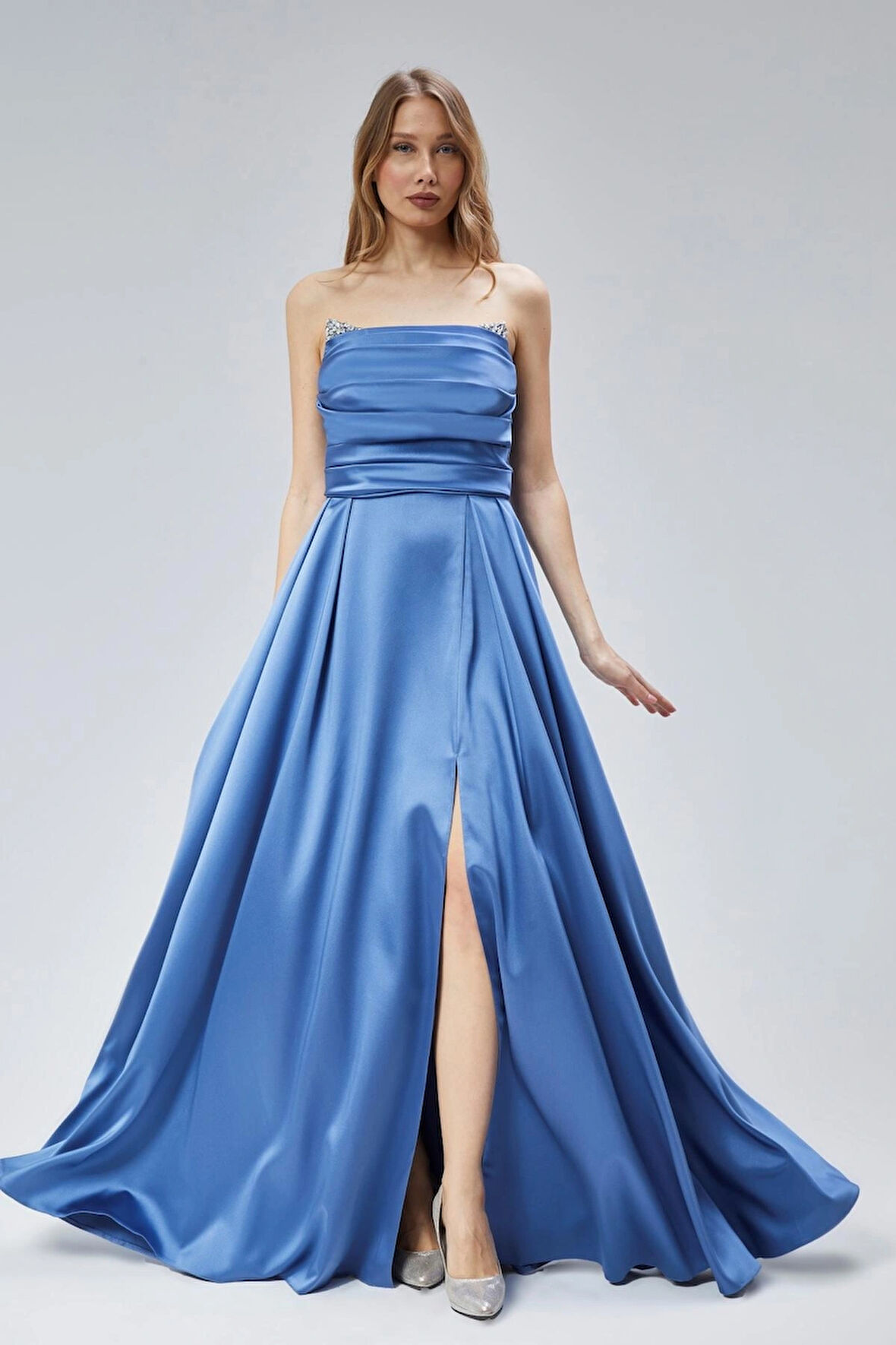 Kadın Abiye Ve Mezuniyet Elbise Taşlı Drape Detaylı Yırtmaçlı Straplez Saten Abiye Elbise