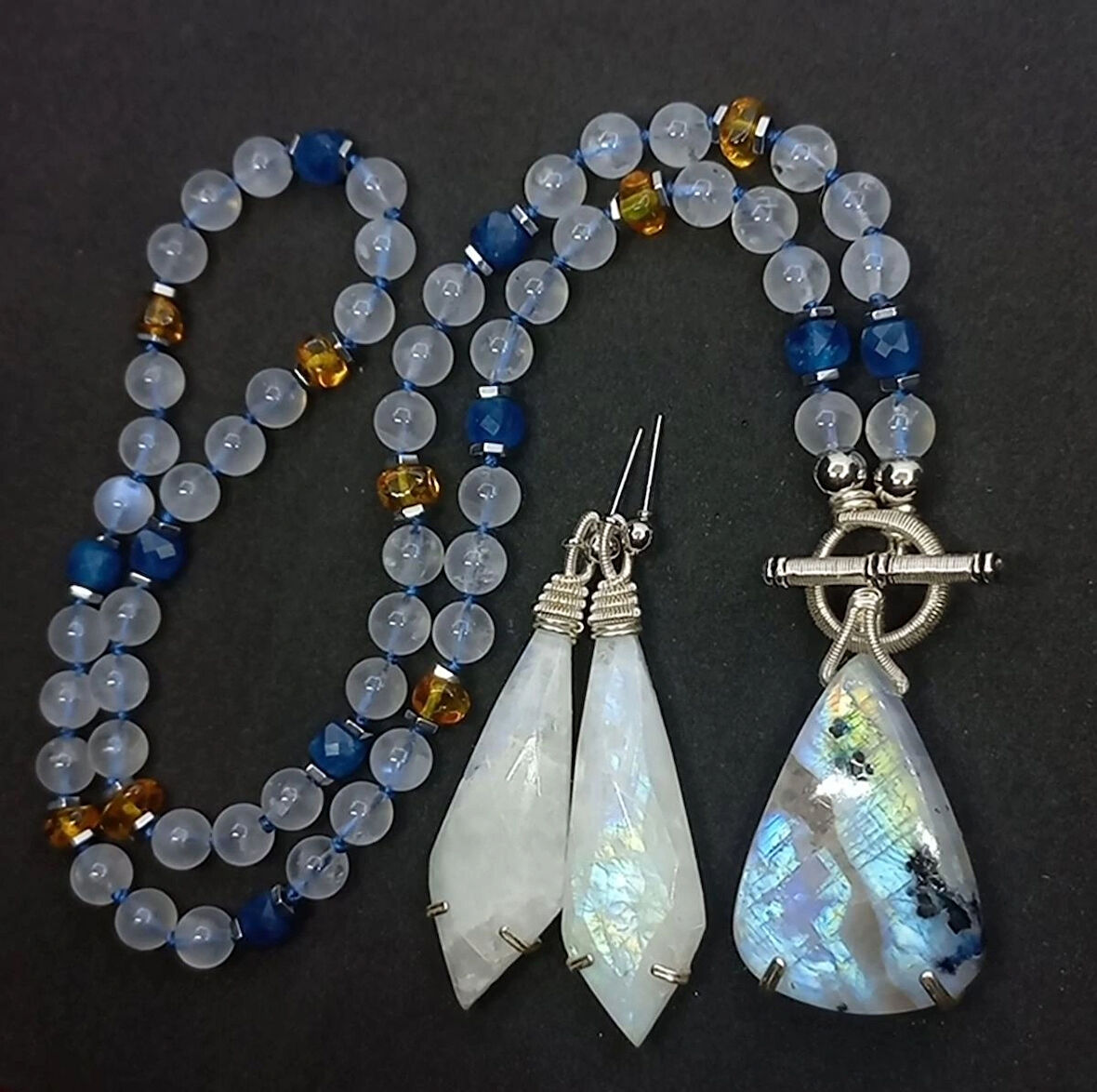 2449 Ay taşı Kehribar Kuvars Hematit el yapımı düğümlü kolye