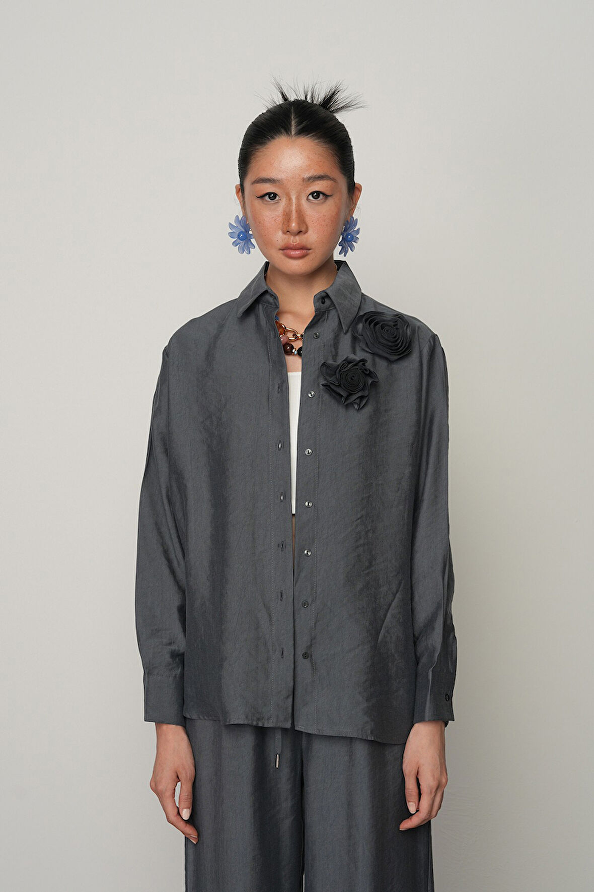 Kadın Önü Çift Gül İşlemeli Düz Renk Gömlek