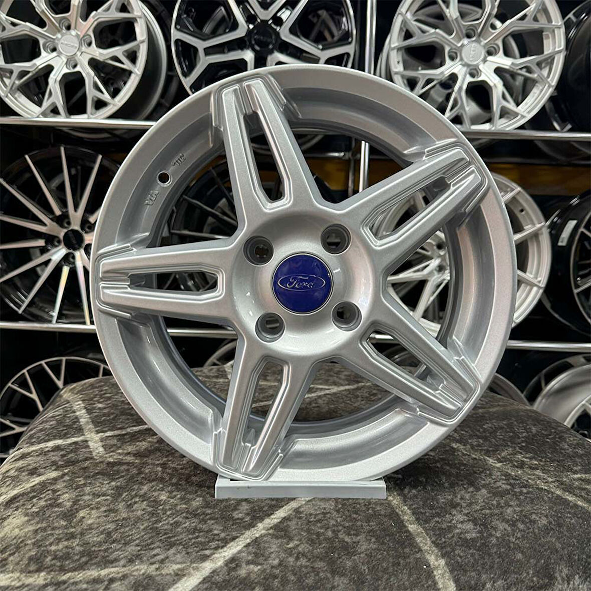 14 inç 4x108 FİESTA Gümüş Jant Modeli Ford