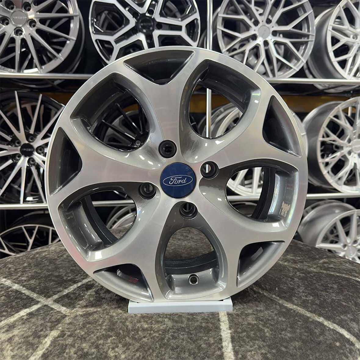 15 inç 4x108 FİESTA GUNMETAL DİAMOND Jant Modeli Ford