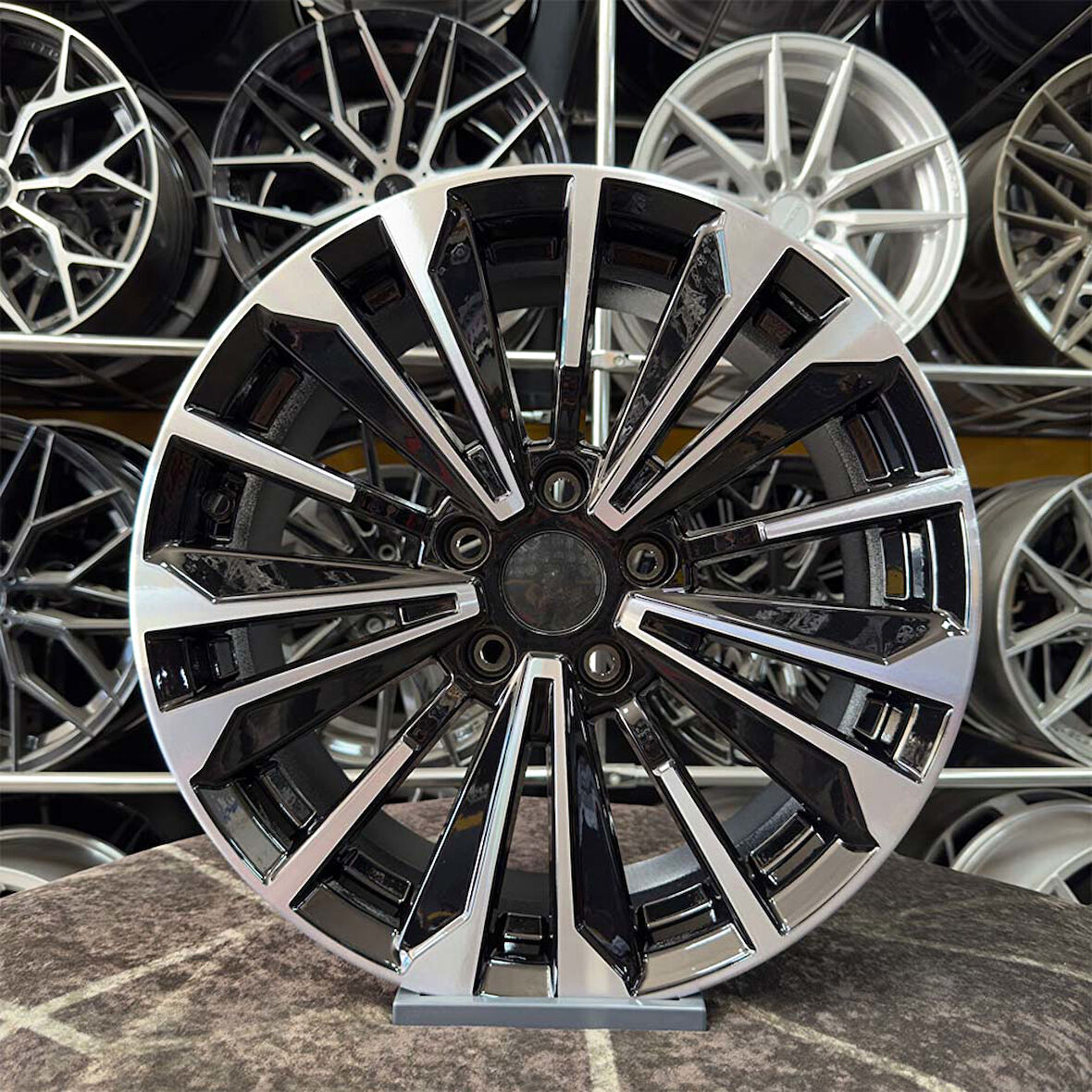 17 inç 5x114.3 TOYOTA COROLLA Siyah Elmas Kesim Jant Modeli Toyota