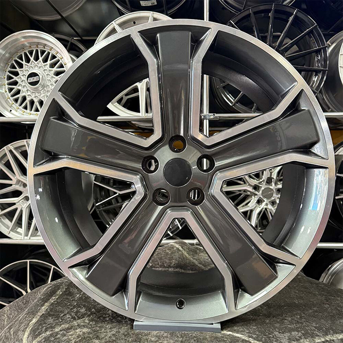 22 inç 5x120 RANGE ROVER UYUMLU Gun Metal Elmas Kesim Jant Modeli Land Rover