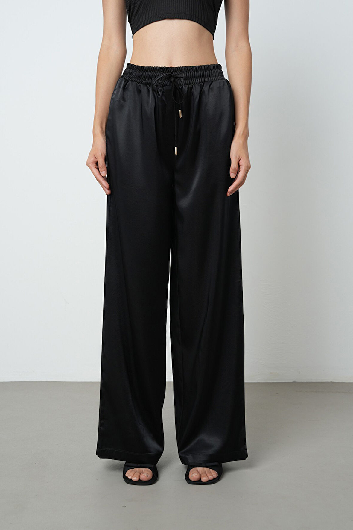 Kadın Siyah Renk Saten Bol Paça Beli Lastikli Pantolon