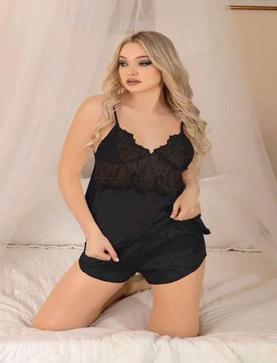 Siyah Dantel İşlemeli İnce Askılı Saten Şortlu Takım