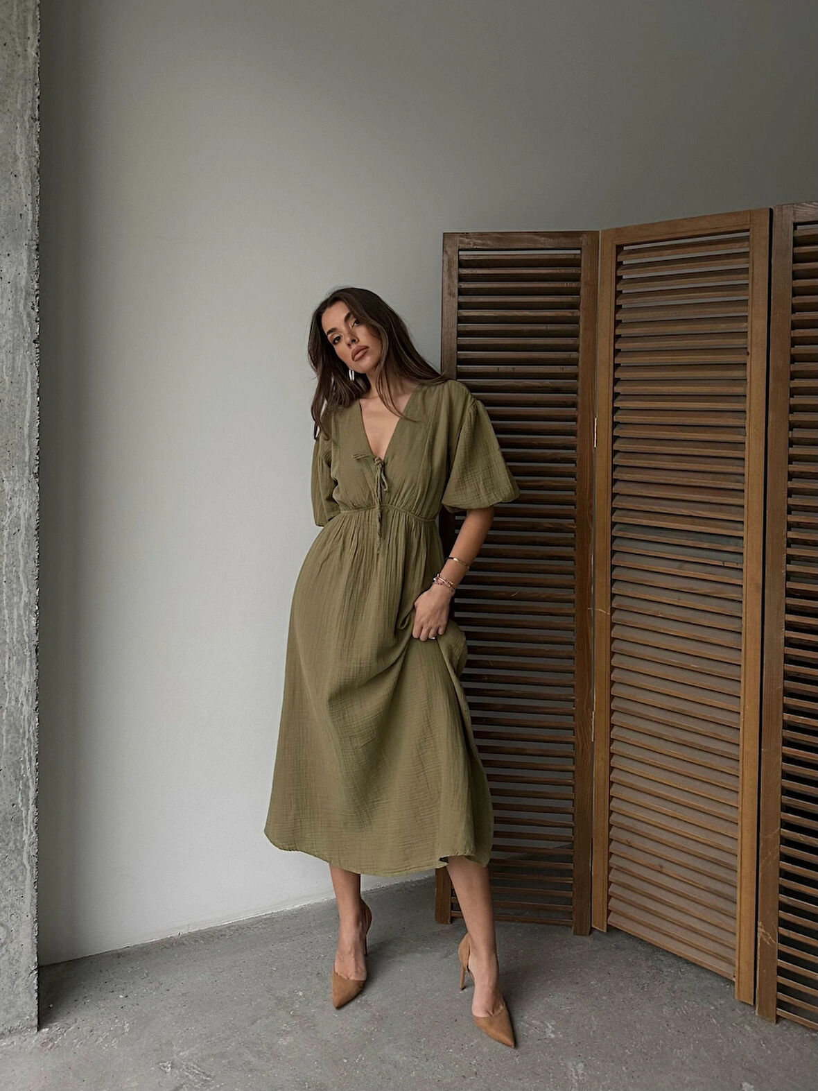 Haki - V Yaka Bağlamalı Müslin Kumaş Beli Lastikli Balon Kol Midi Elbise