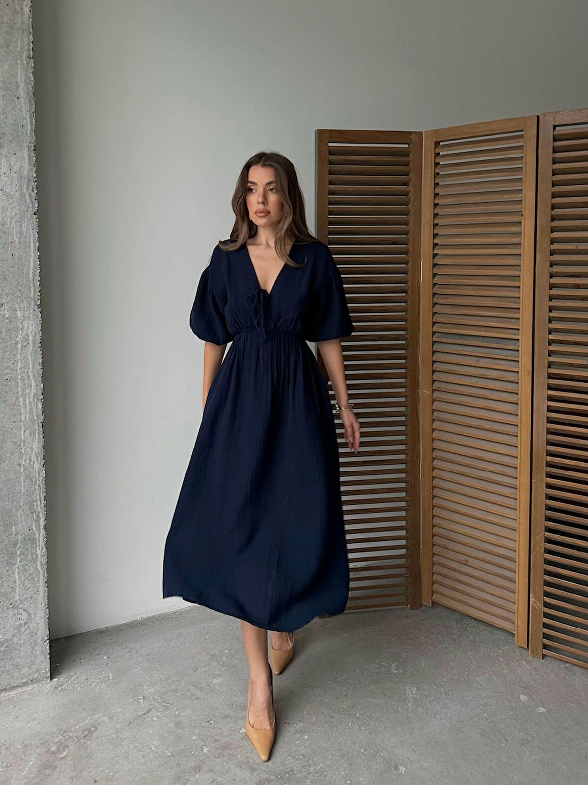 Lacivert - V Yaka Bağlamalı Müslin Kumaş Beli Lastikli Balon Kol Midi Elbise