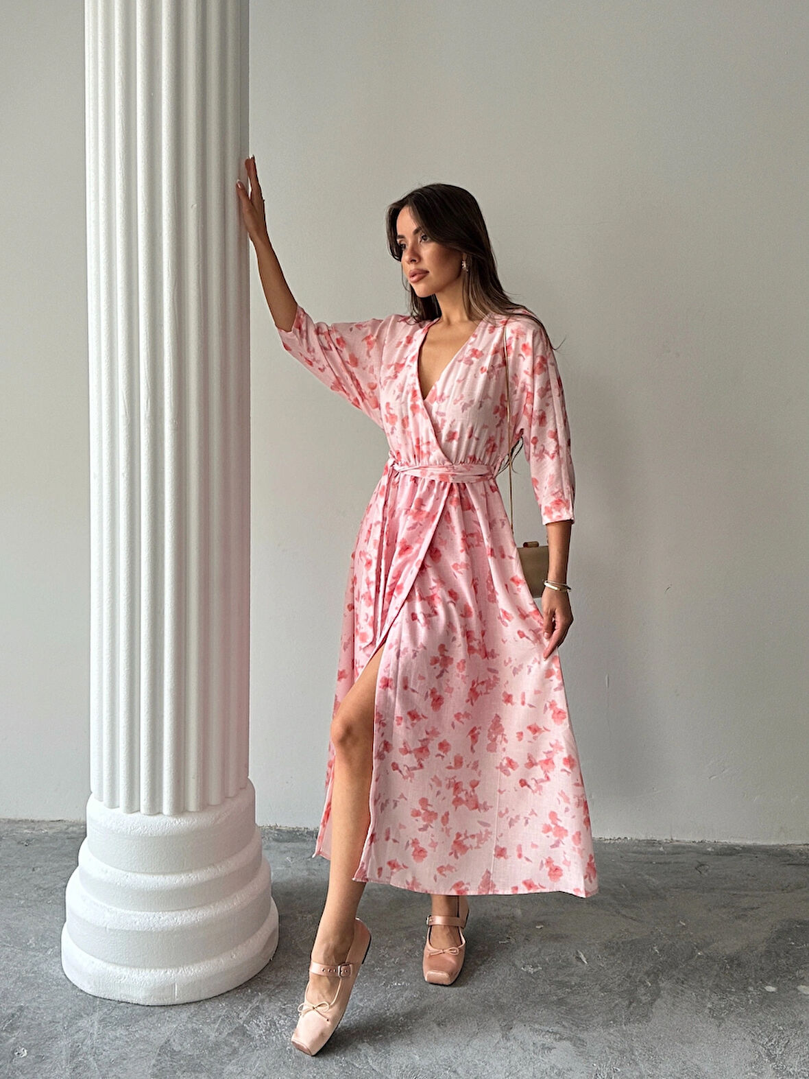 Pembe - Kruvaze Yaka Çiçek Desenli Kuşaklı Elbise