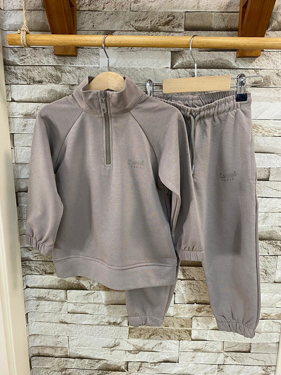 LACIEL PARIS DİK YAKA KABARTMA LOGOLU ÇOCUK EŞOFMAN TAKIM