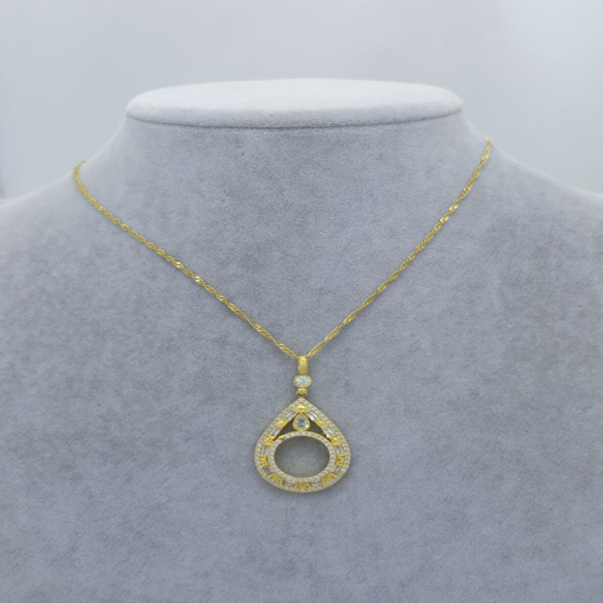 Yeni Sezon 22 Ayar Altın Kaplama Singapur Zincir'li Çeyrek Altın Çerçeve'li Beyaz Taş'lı Kadın Kolye