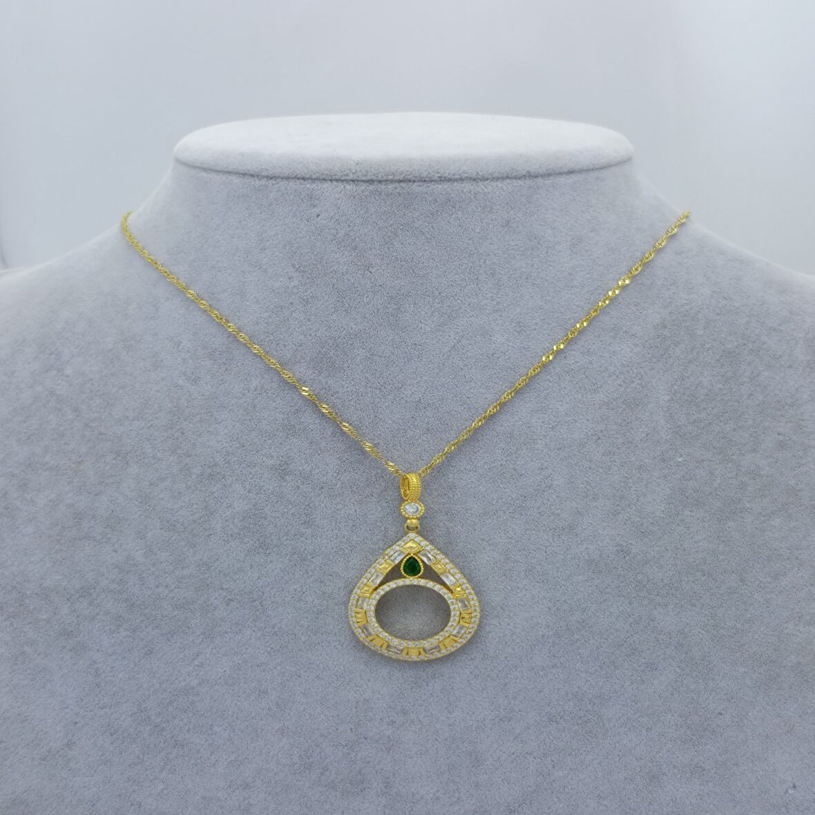 Yeni Sezon 22 Ayar Altın Kaplama Singapur Zincir'li Çeyrek Altın Çerçeve'li Yeşil Taş'lı Kadın Kolye